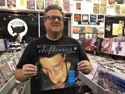 Foto de Rick Kosick con el álbum Around the fur de Deftones.